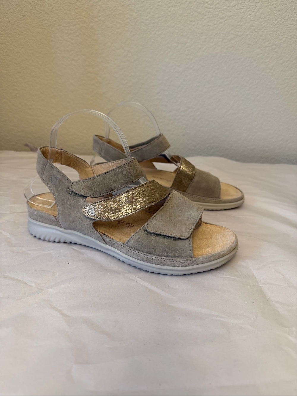 Hartjes Nubuck Women’s Taupe Sandals with Gold Accent Adj straps Sz 9